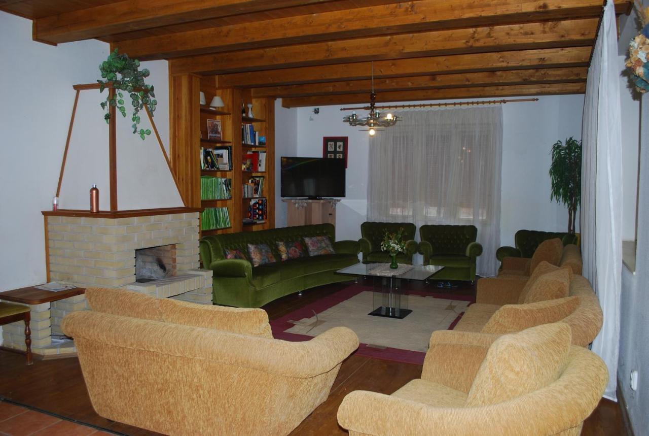 Casa Napsugár Panzió Acomodação com café da manhã Apostag Exterior foto