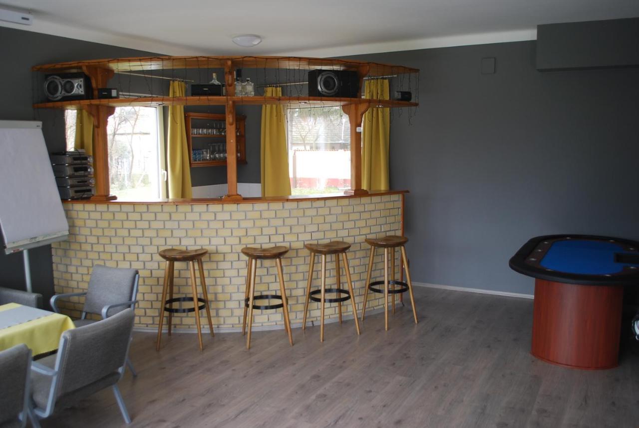 Casa Napsugár Panzió Acomodação com café da manhã Apostag Exterior foto