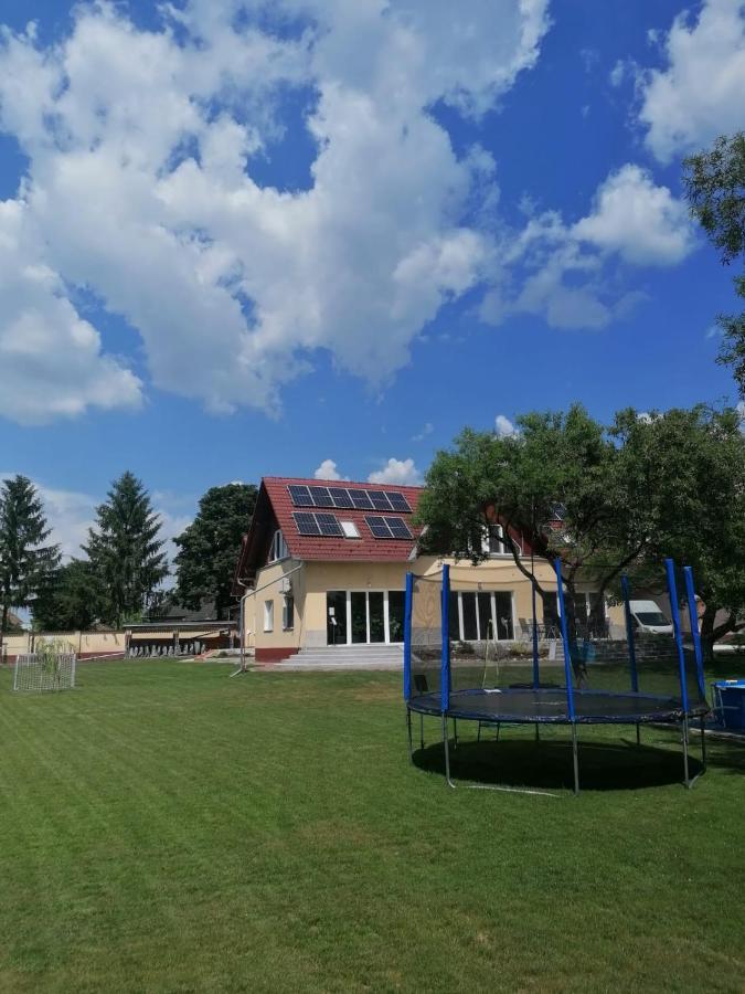 Casa Napsugár Panzió Acomodação com café da manhã Apostag Exterior foto
