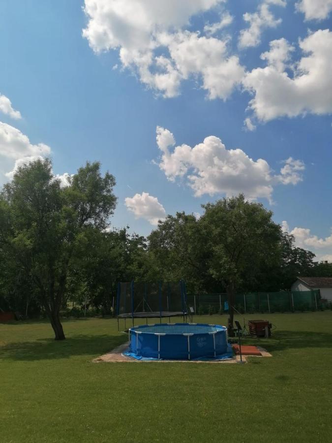 Casa Napsugár Panzió Acomodação com café da manhã Apostag Exterior foto