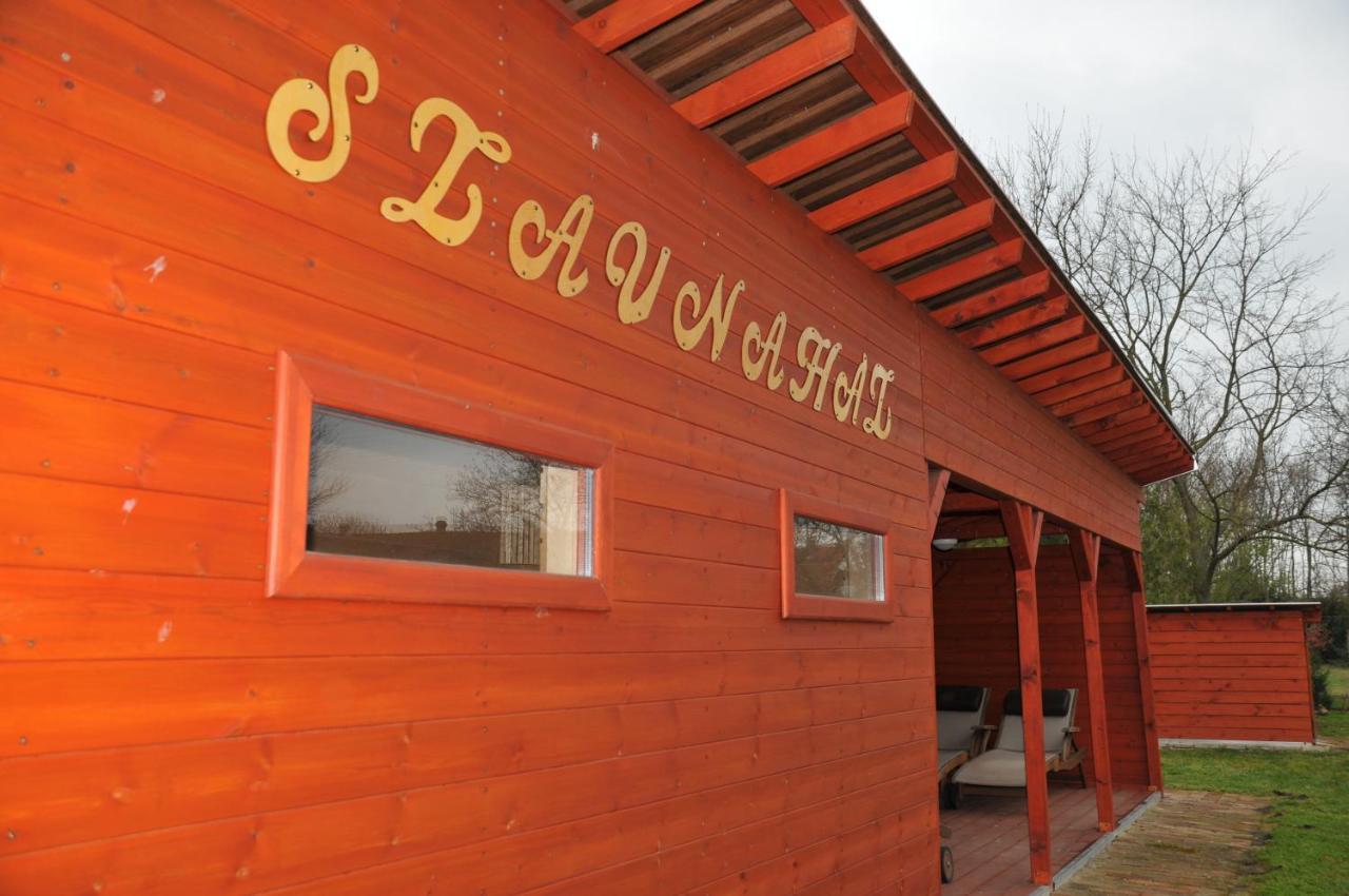 Casa Napsugár Panzió Acomodação com café da manhã Apostag Exterior foto