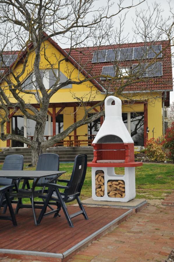 Casa Napsugár Panzió Acomodação com café da manhã Apostag Exterior foto