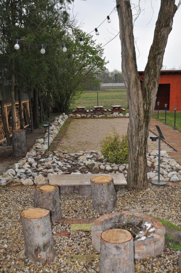 Casa Napsugár Panzió Acomodação com café da manhã Apostag Exterior foto