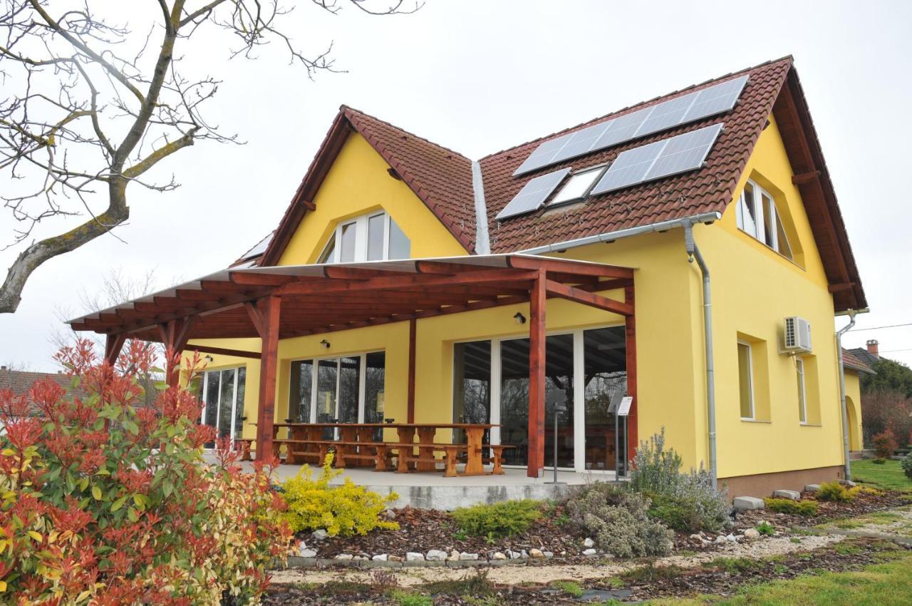 Casa Napsugár Panzió Acomodação com café da manhã Apostag Exterior foto