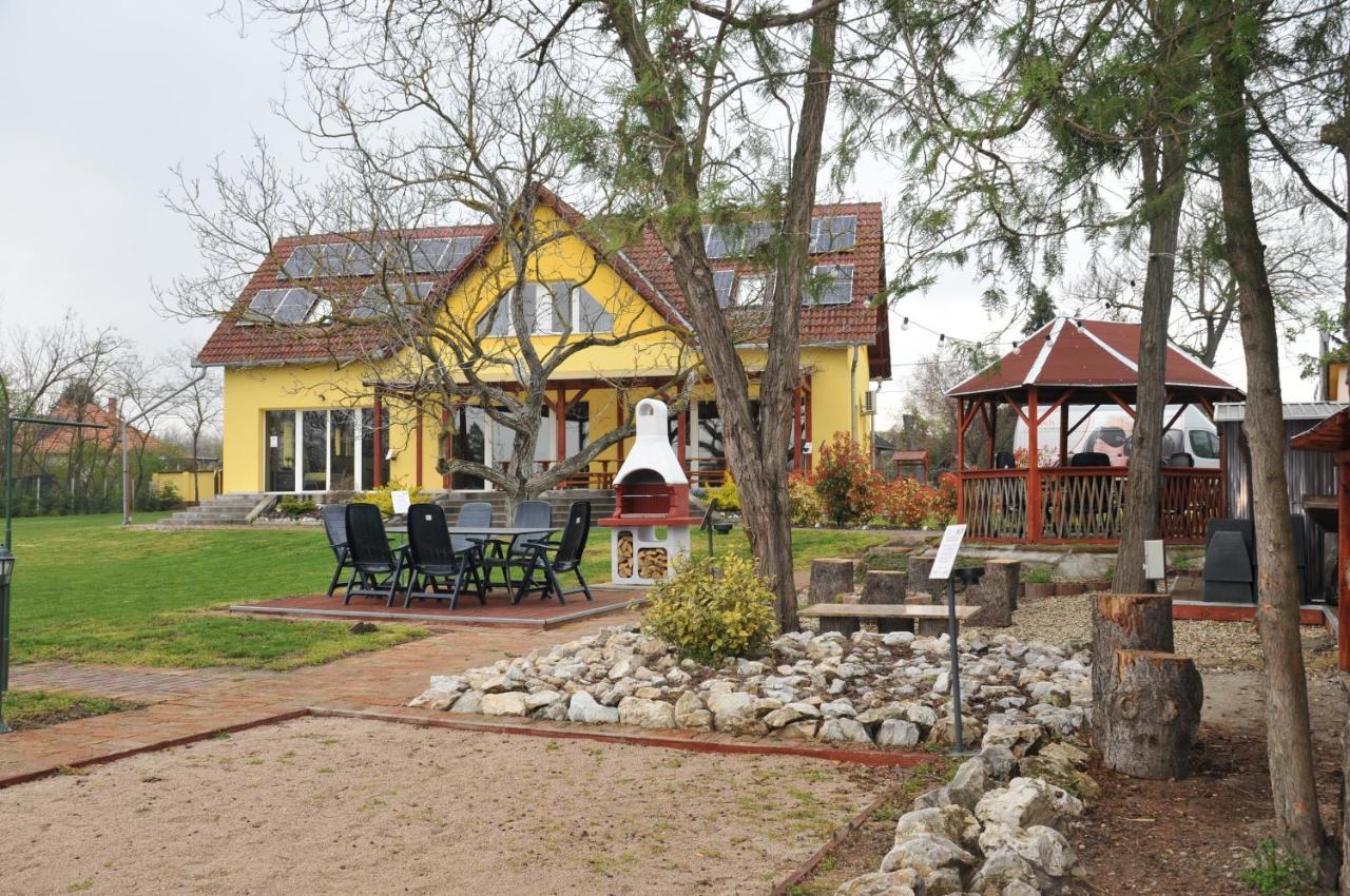 Casa Napsugár Panzió Acomodação com café da manhã Apostag Exterior foto