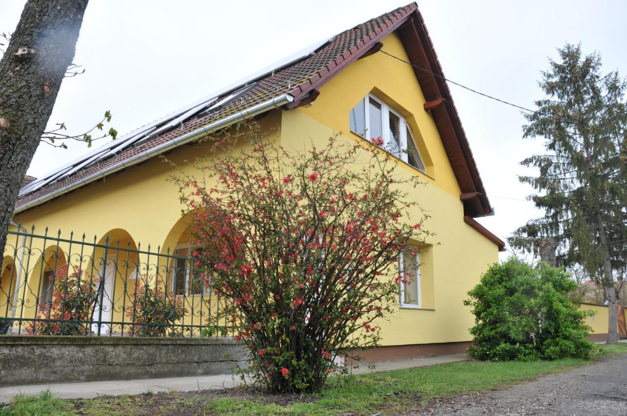 Casa Napsugár Panzió Acomodação com café da manhã Apostag Exterior foto
