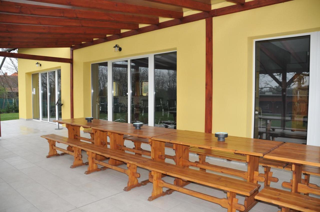 Casa Napsugár Panzió Acomodação com café da manhã Apostag Exterior foto