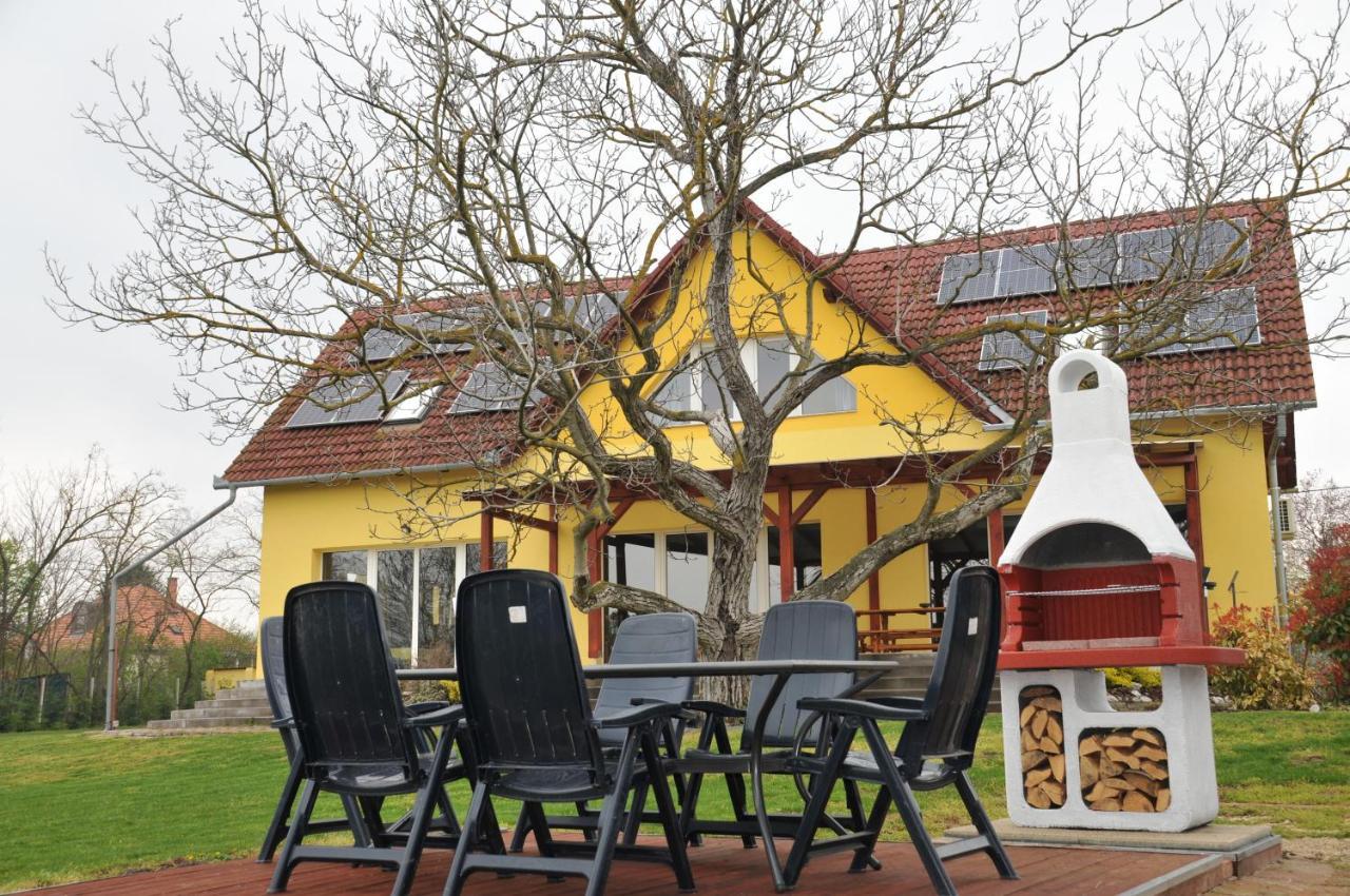 Casa Napsugár Panzió Acomodação com café da manhã Apostag Exterior foto