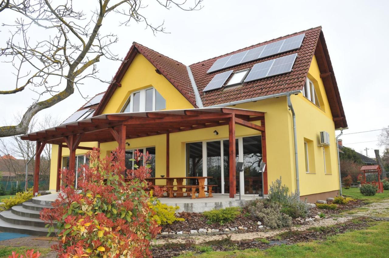 Casa Napsugár Panzió Acomodação com café da manhã Apostag Exterior foto
